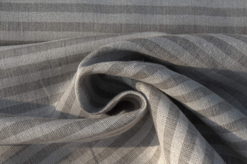 Lněná látka přírodní barvy s fialovým proužkem (1/1 cm) 