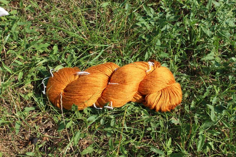 Hedvábná příze zlatavě žluté 10 - 100 g