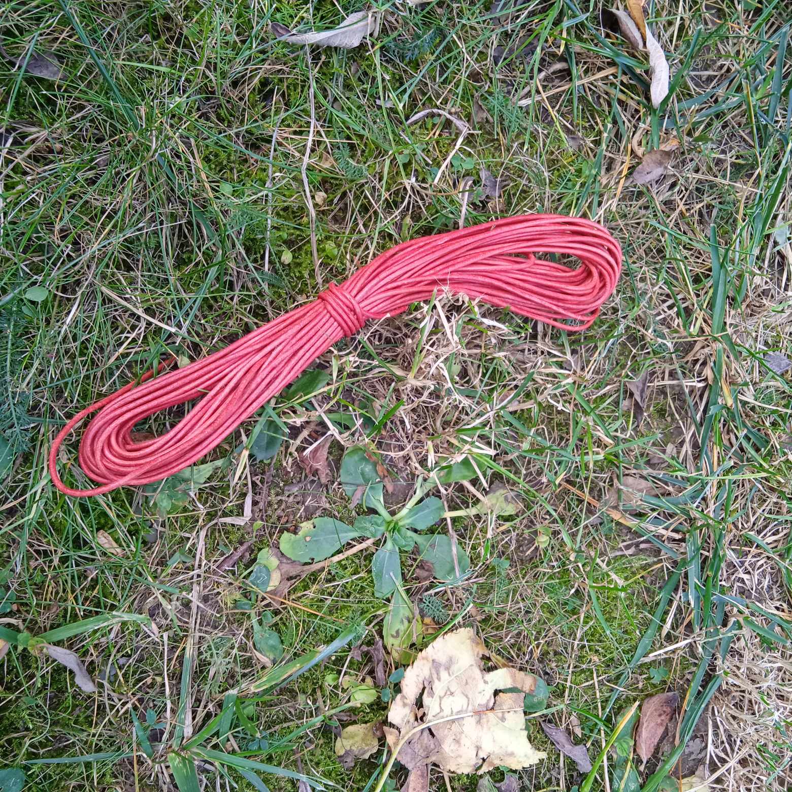 Kožený řemínek 2 mm červený