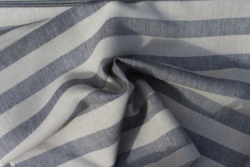 Lněná látka přírodní barvy s tmavě modrým proužkem (4/4 cm)  