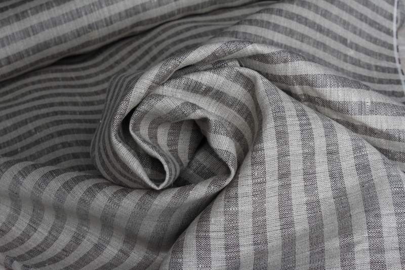 Lněná látka přírodní barvy s tmavě hnědým proužkem (1/1 cm)