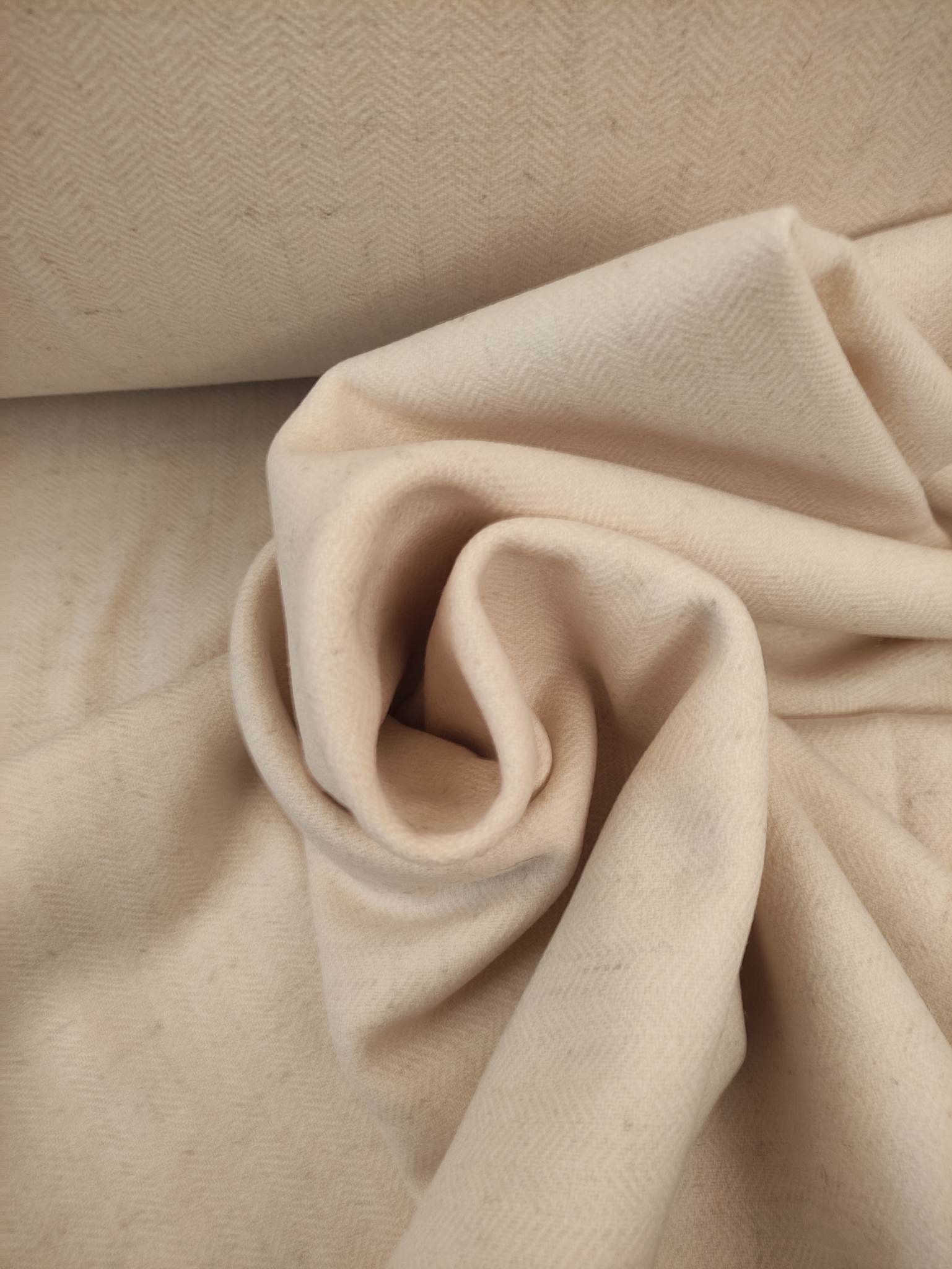 Vlněná látka tkaná do rybí kosti - přírodní se zatkaným šedým chlupem