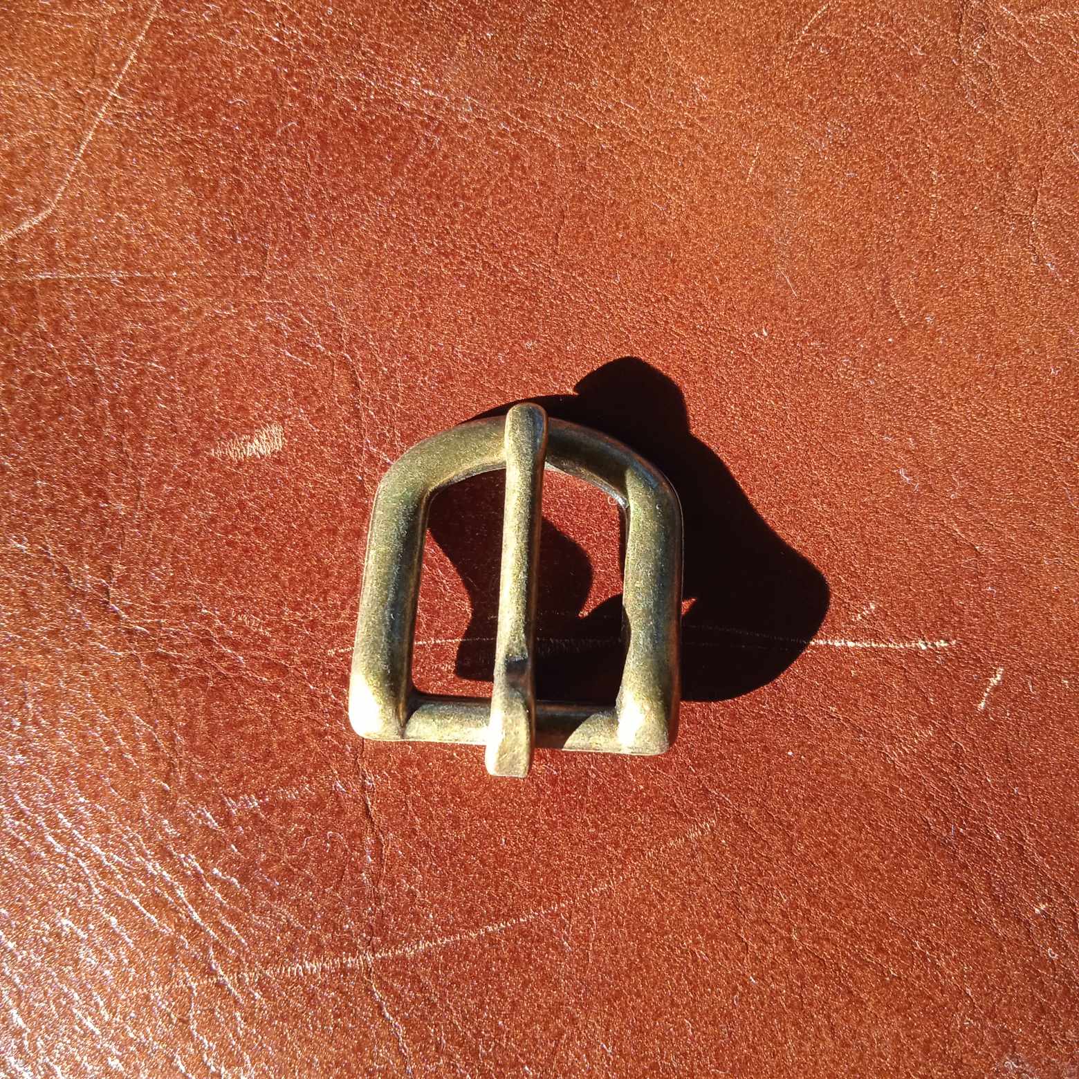 Přezka starozlaté barvy