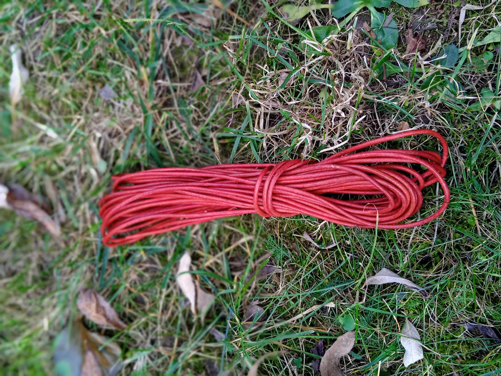 Kožený řemínek 3 mm červený