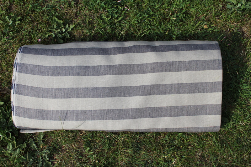 Lněná látka přírodní barvy s tmavě modrým proužkem (4/4 cm)  