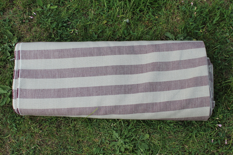 Lněná látka přírodní barvy s vínovým proužkem (4/4 cm) 