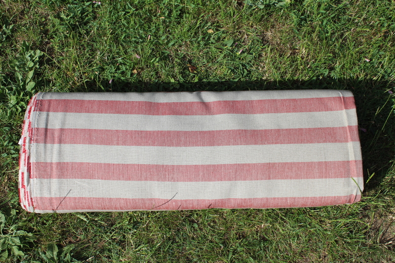 Lněná látka přírodní barvy s červeným proužkem (4/4 cm) 