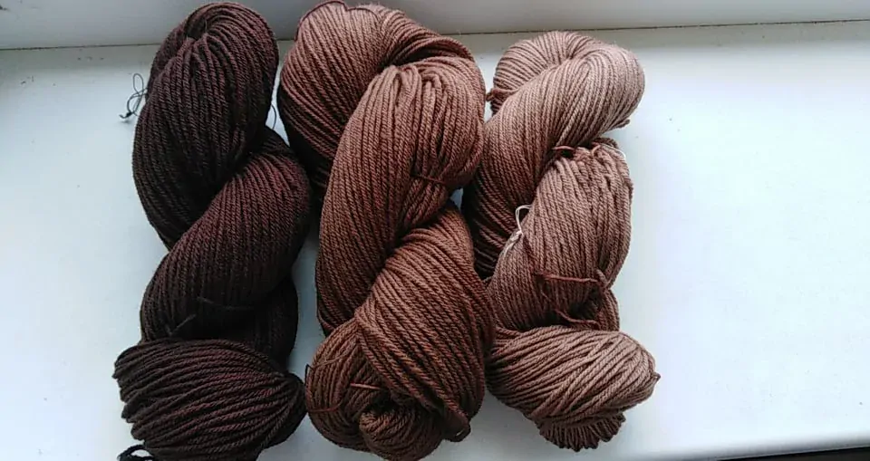 Vlněná příze světle hnědá tenká