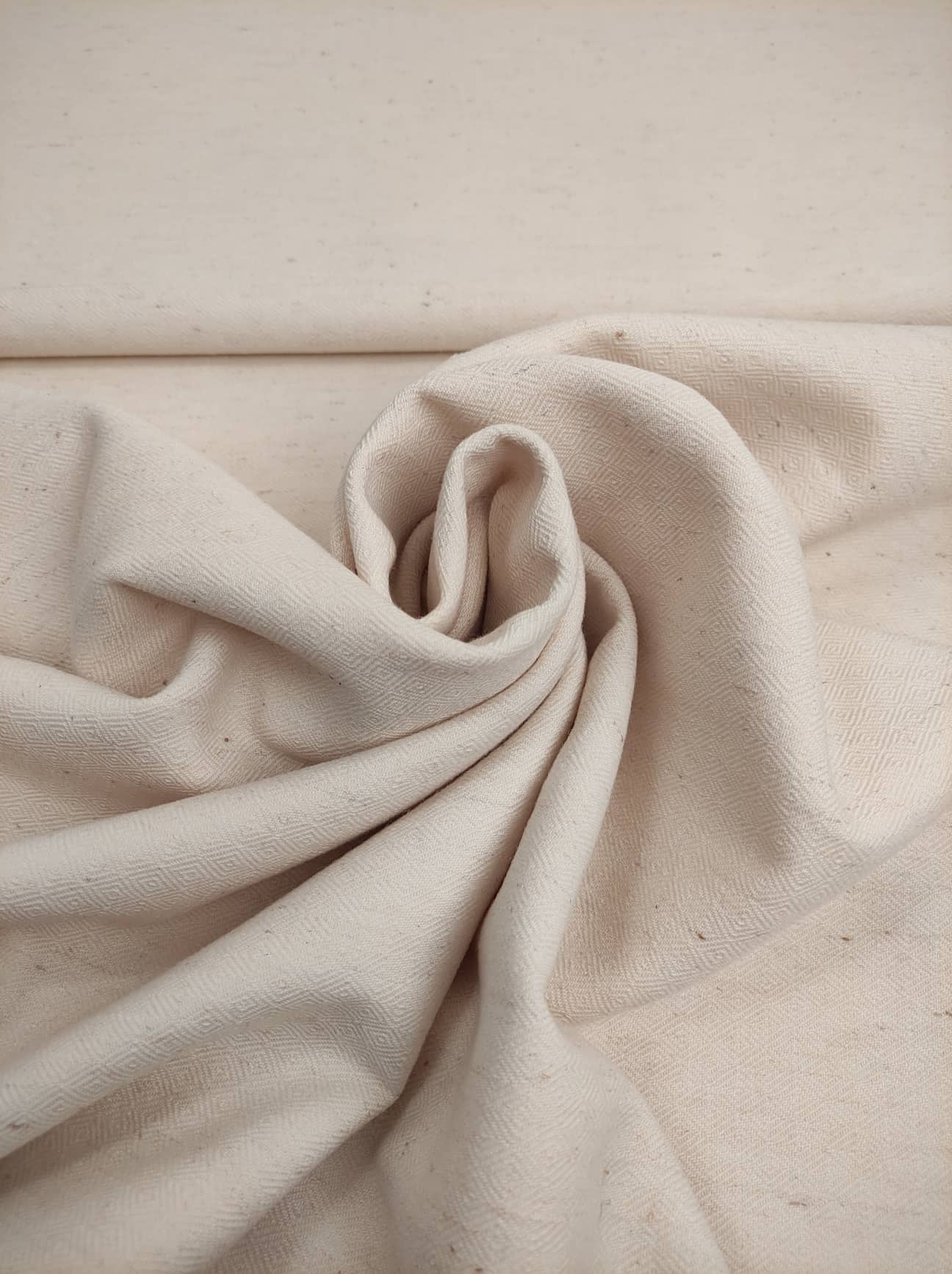 Vlněná látka diamantová vazba - přírodní se zatkanými nopkami