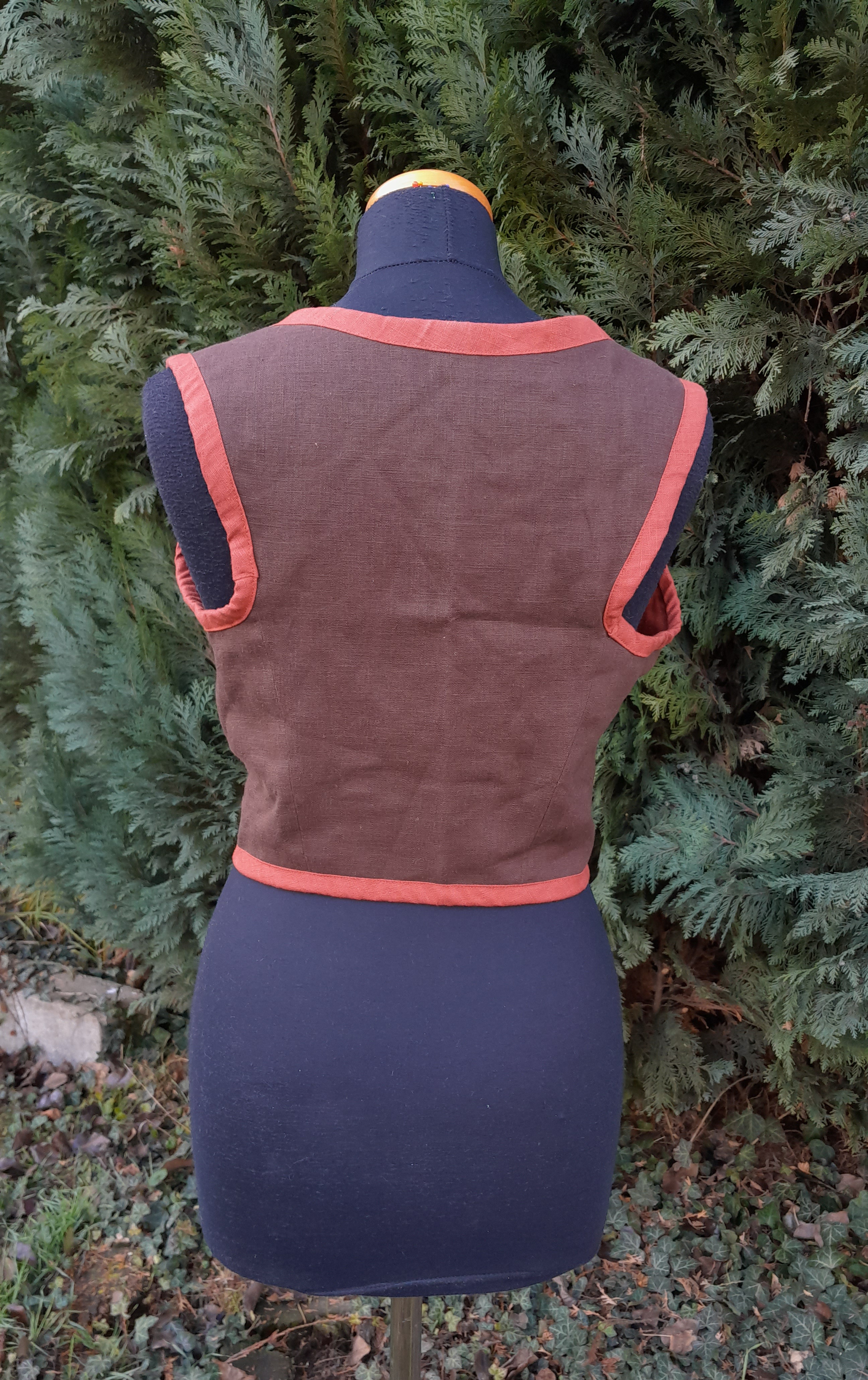 Šněrovačka tmavě hnědá s červenými lemy