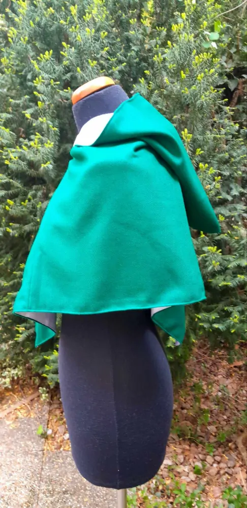 Kapuce smaragdově zelená s bílou podšívkou