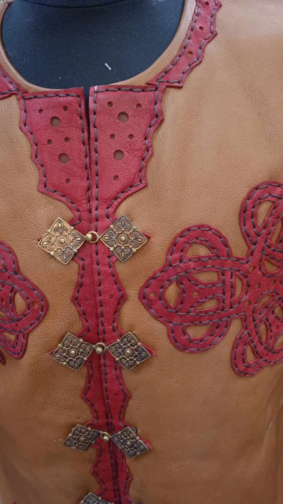 Kaftan kožený zdobený červenou kůží L