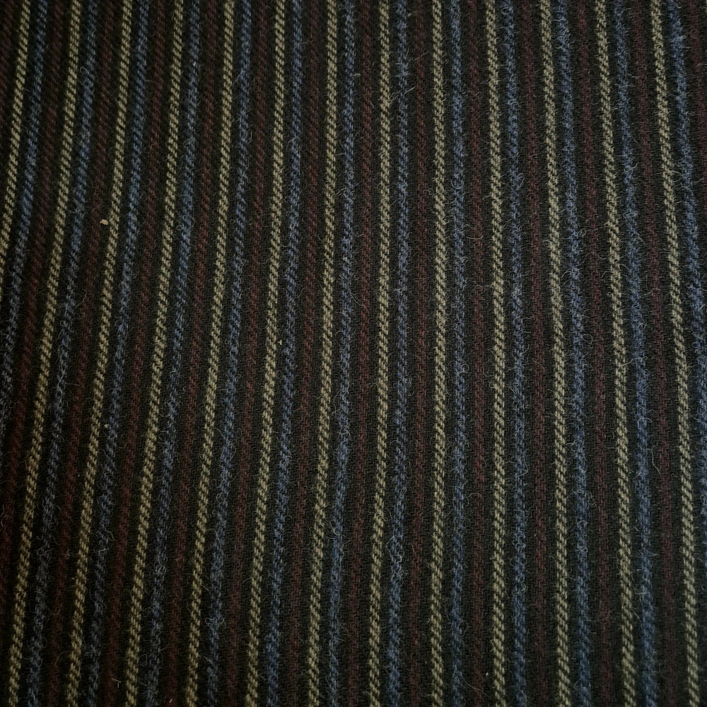 Vlněná látka černo-modro-červeno-žlutě pruhovaná