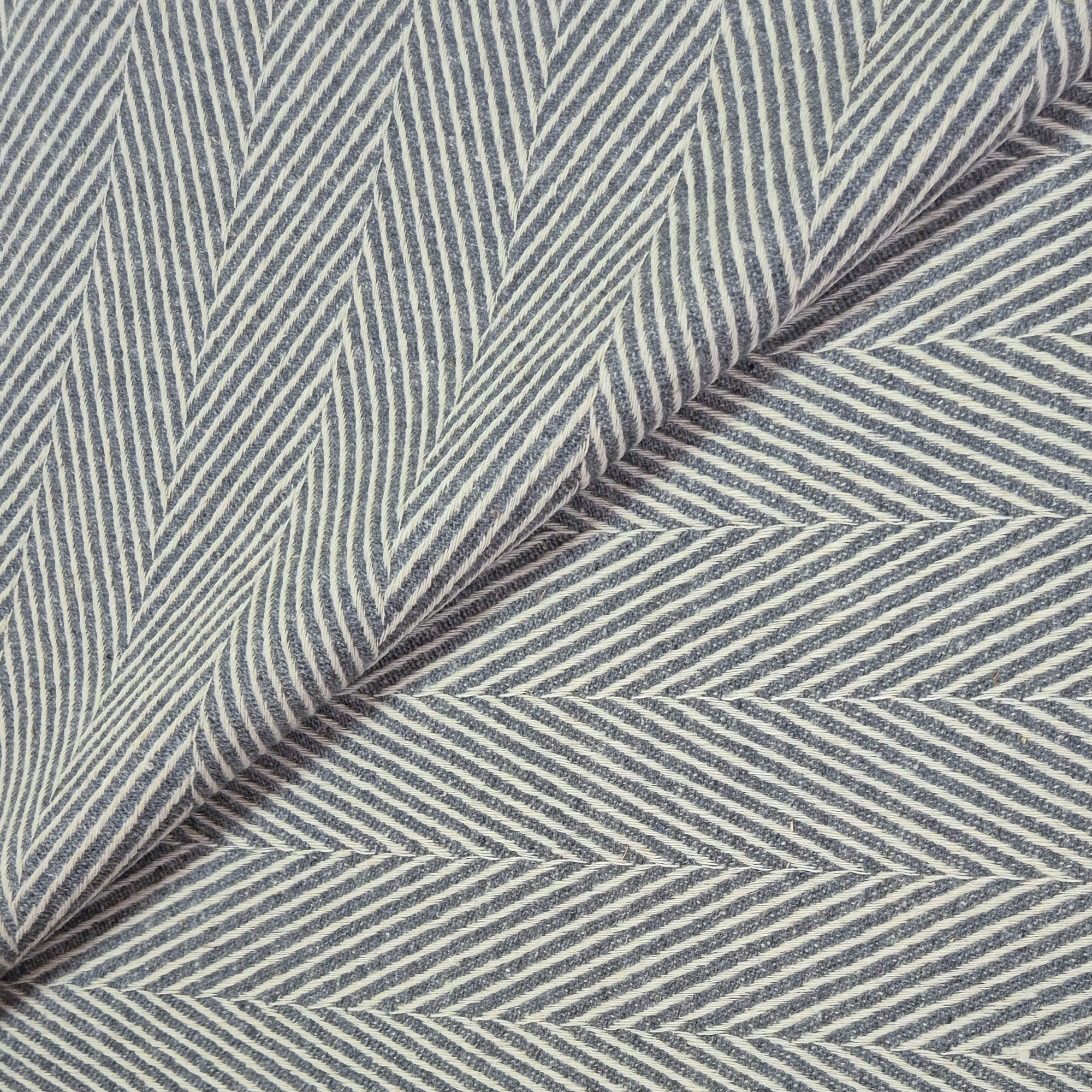 Vlněná látka tkaná do rybí kosti - šedá/ přírodní