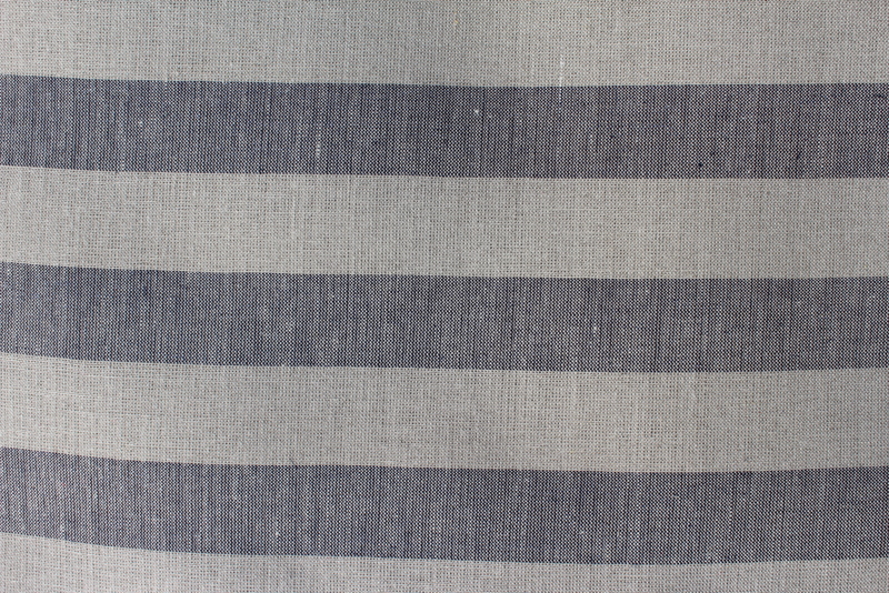 Lněná látka přírodní barvy s tmavě modrým proužkem (4/4 cm)  