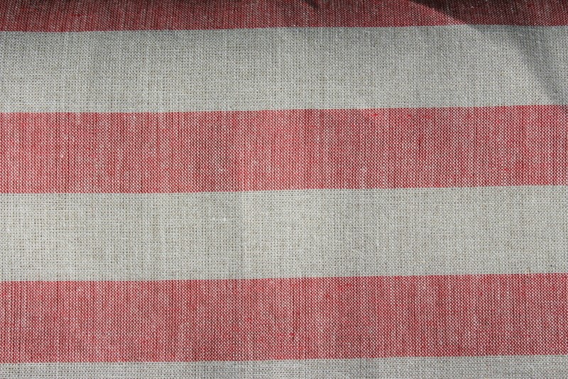 Lněná látka přírodní barvy s červeným proužkem (4/4 cm) 