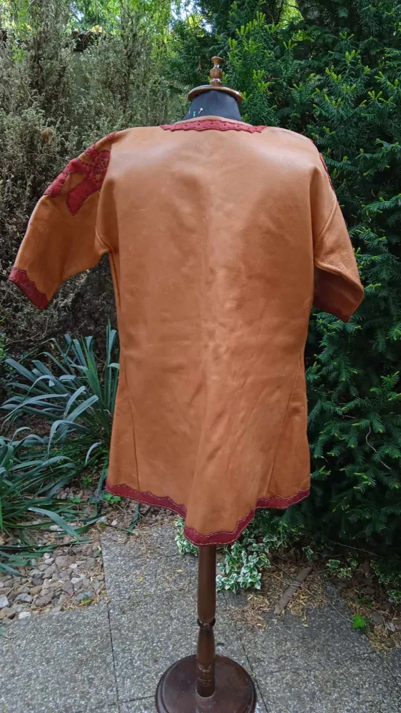 Kaftan kožený zdobený červenou kůží L