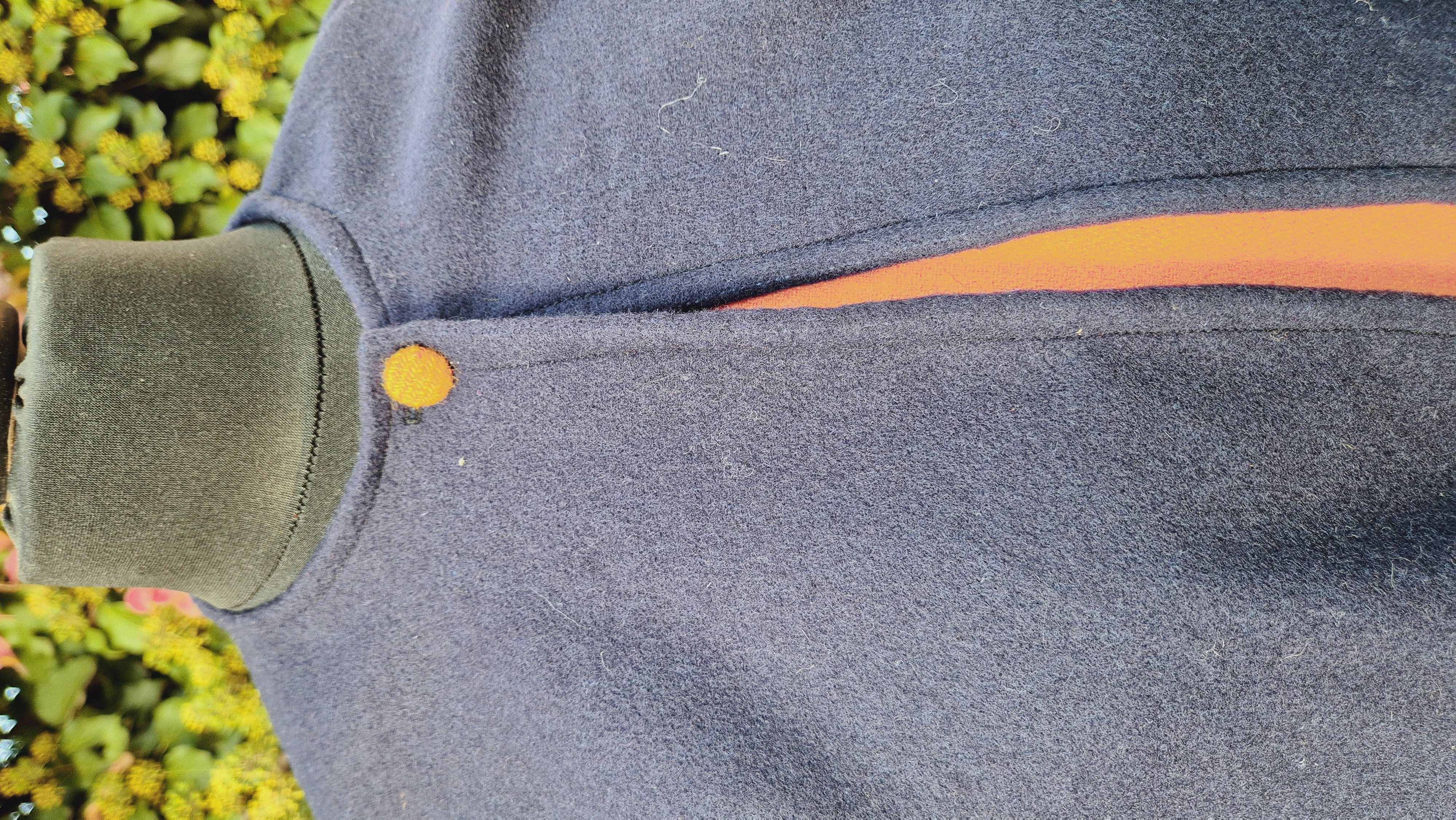 Pelerína temně modrá vyšívaná