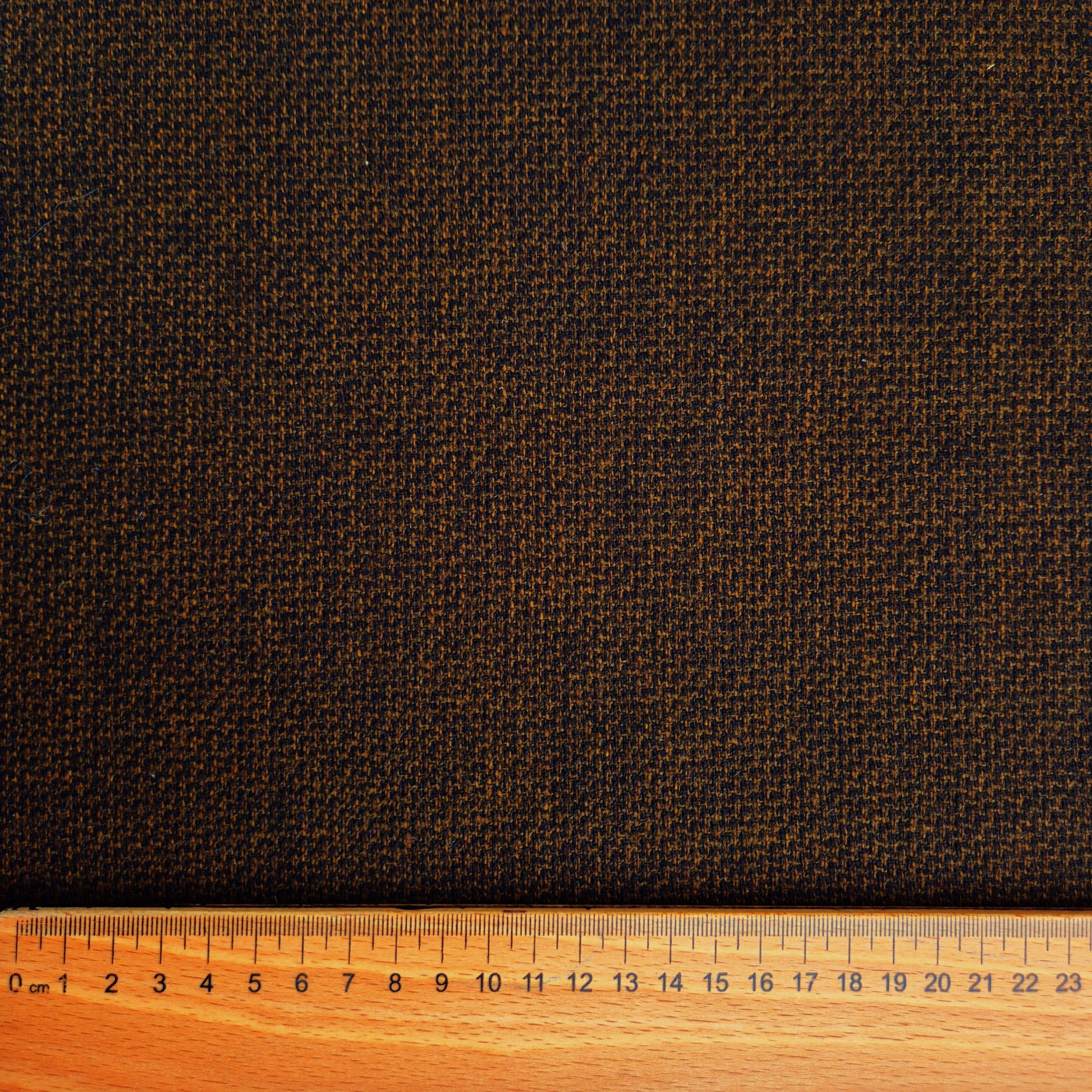 Vlněná látka s tmavě hnědým/černým vzorem