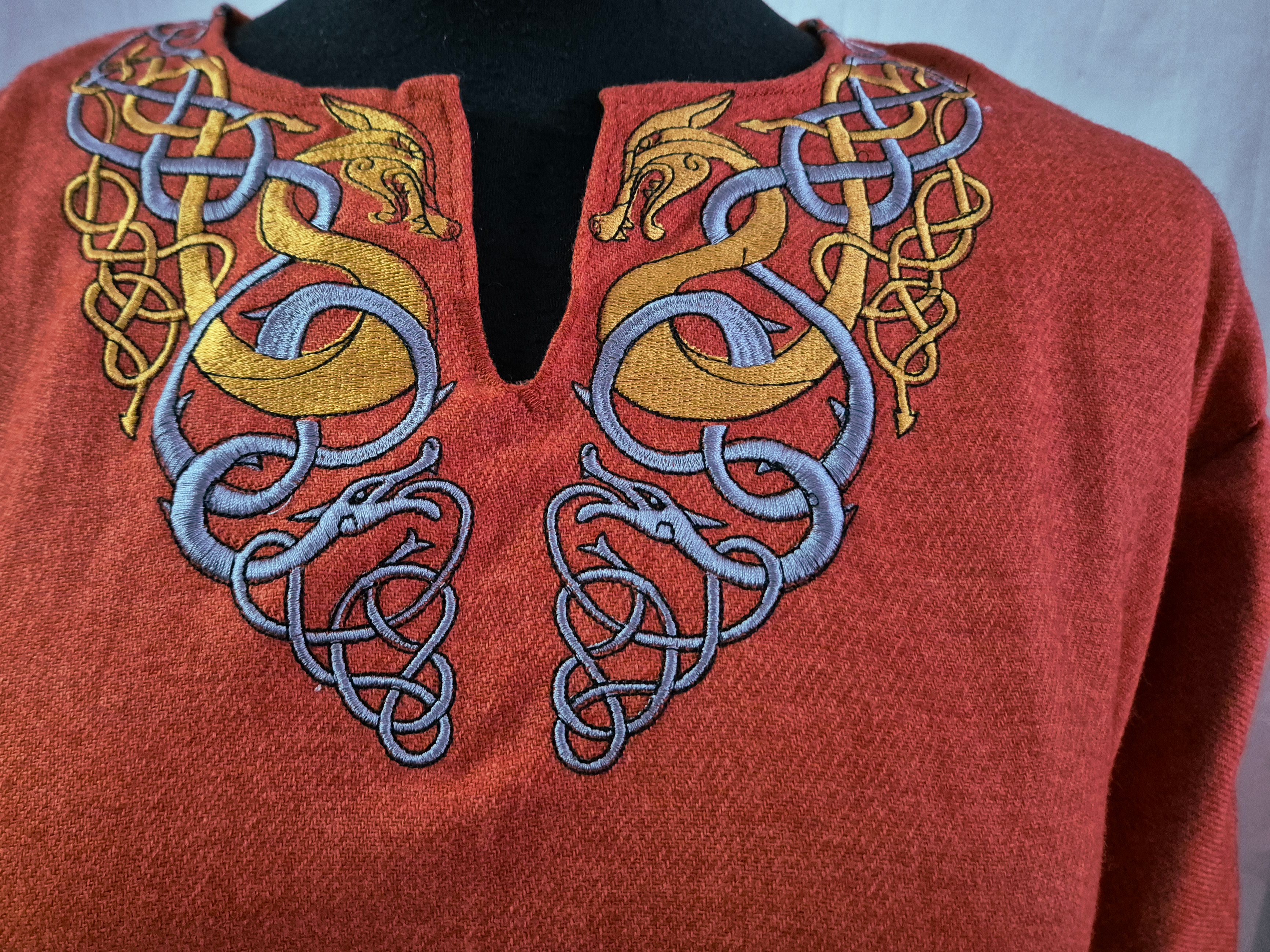 Šaty vlněné cihlové s výšivkou M