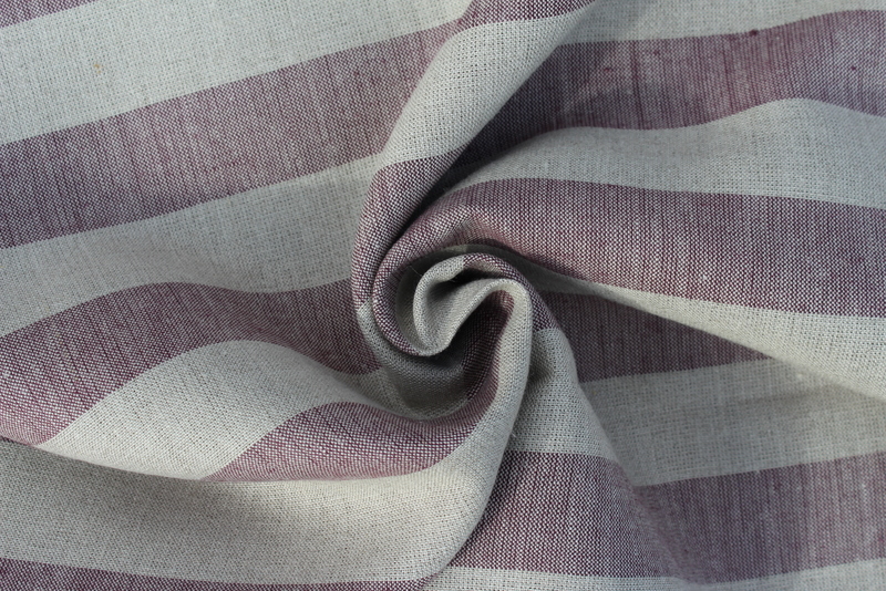 Lněná látka přírodní barvy s vínovým proužkem (4/4 cm) 