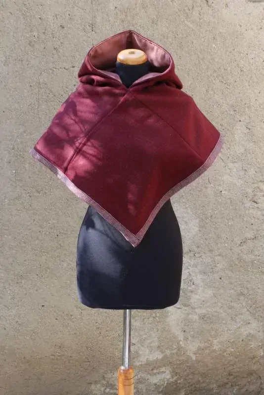 Kapuce - ručně šité viditelné švy