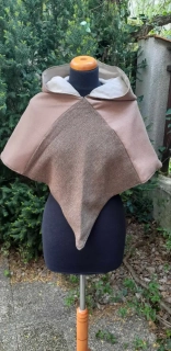 Kapuce béžová s hnědo-šedou vsadkou