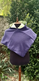 Kapuce tmavě modrá se světle zelenou podšívkou