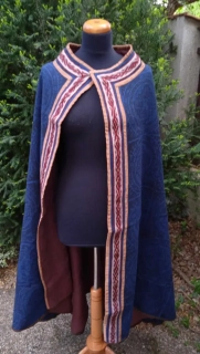 Plášť půlkruhový podšitý bohatě zdobený