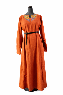 Šaty vlněné cihlové s výšivkou M