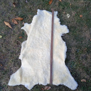 Ovčí kožešina bílá střední